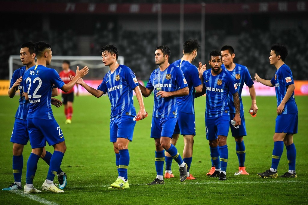 罗马队员众志成城，为取胜努力拼搏