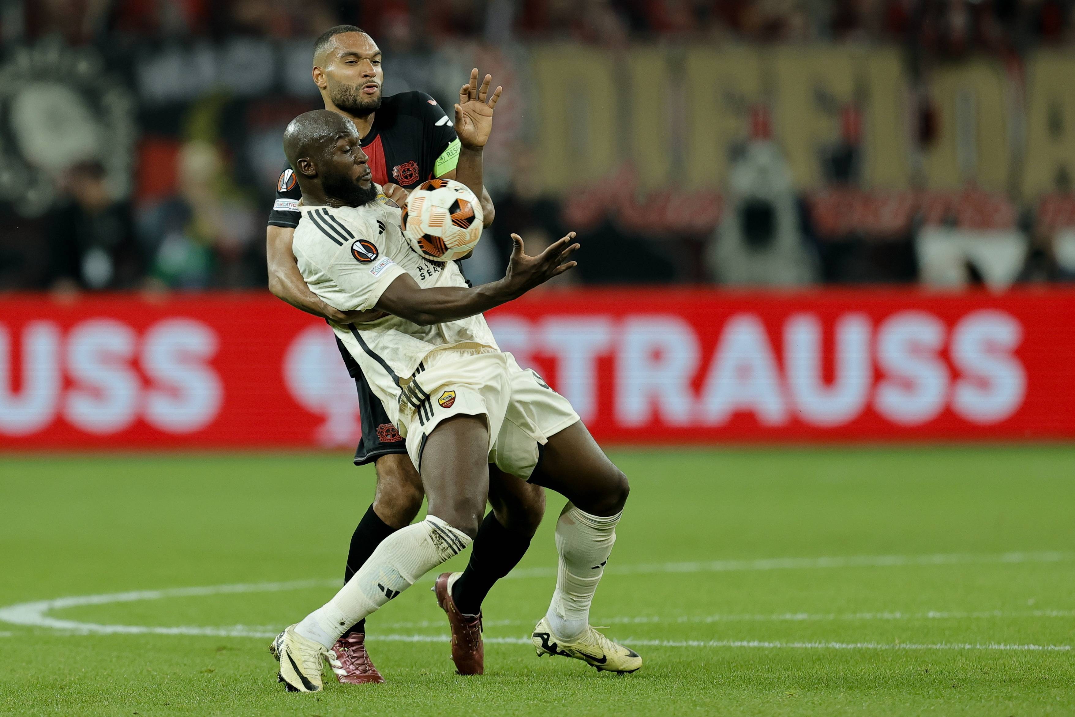 勒沃库森队在比赛中夺得胜利迈向领军