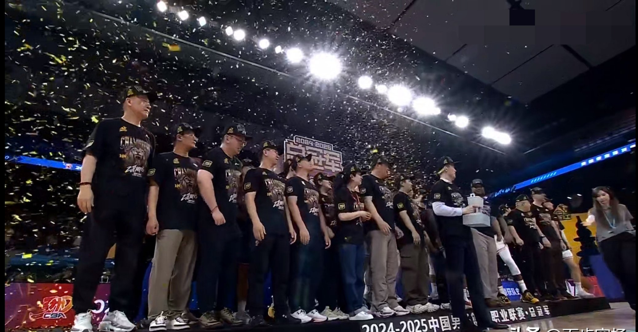 对决火爆场地豪情万丈,观众热辣欢呼的简单介绍 对决火爆场地豪情万丈,观众热辣欢呼的简单介绍