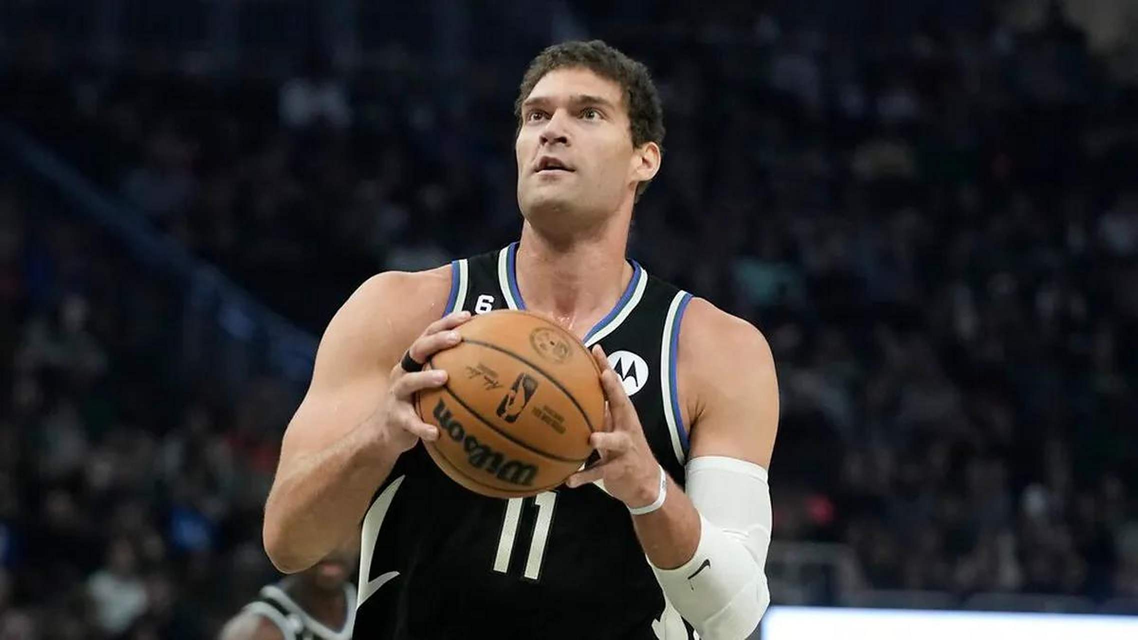 九游娱乐官方-雄鹿横扫篮网，布鲁克-洛佩兹献投篮高效