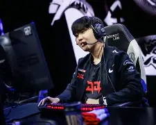 九游体育直播-包含HKA绝杀CLG，Scout拿下关键大龙强强对话八强赛，让粉丝疯狂欢呼的词条