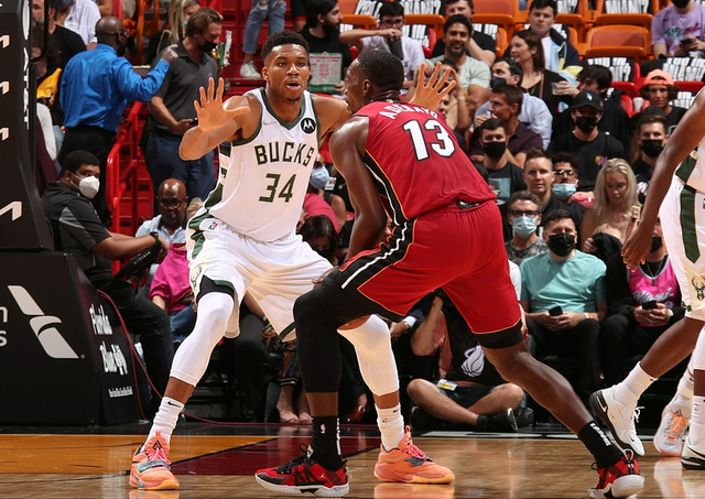 九游娱乐官方-雄鹿大胜篮网，取得季后赛首胜