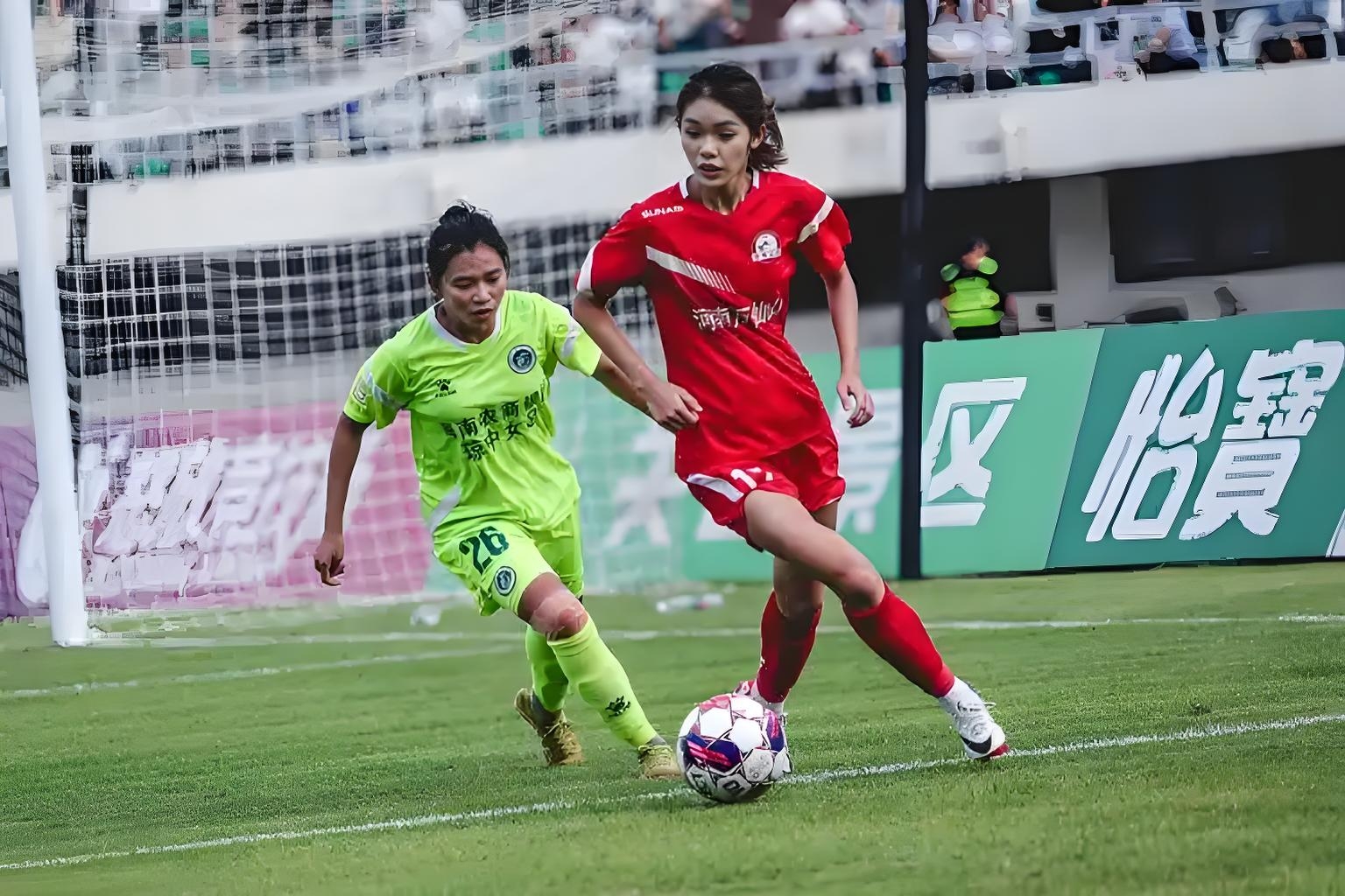 女足赛场展现豪情，球队精神飙升