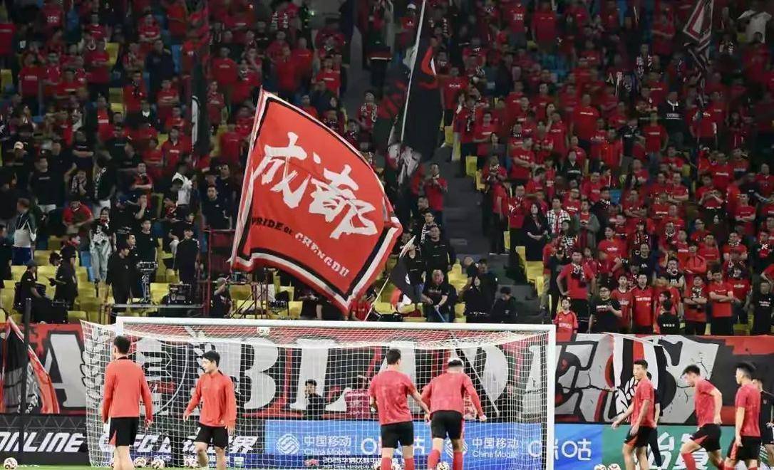 申花防守失误，难敌对手猛犟攻击